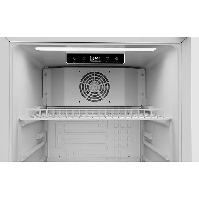 PKM Getränkekühlschrank GKS83W - 47 x 44,5 x 83 cm, Weiß - Weißer Minikühlschrank-Innenraum mit digitaler Temperaturanzeige (14°C), internem Lüfter und Metallregal.