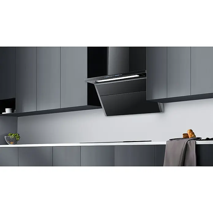 Wolkenstein Schräghaube WS55-90A++G - Breite: 89,8 cm, Max. Gebläseleistung Abluftbetrieb: 558 m³/h, Schwarz - Moderne schwarze Dunstabzugshaube mit LED-Beleuchtung über einem Induktionskochfeld in einer eleganten grauen Küche.
