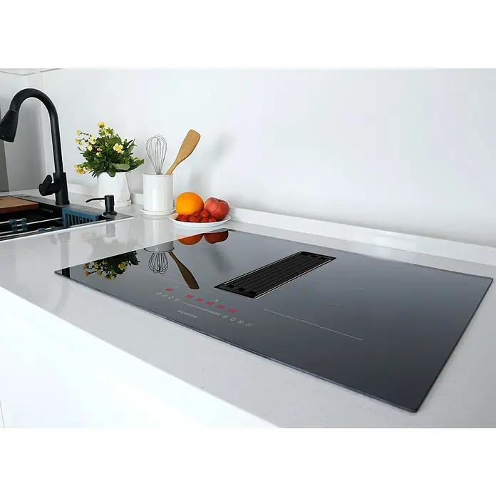 Wolkenstein Kochfeld WIN4-DA90-2FZG - L x B: 52 x 90 cm, Anzahl Induktionskochstellen: 4 Stk. - Modernes schwarzes Induktionskochfeld mit integriertem Downdraft-Dunstabzug, roten LED-Bedienelementen, in einer weißen Küchenarbeitsplatte installiert.