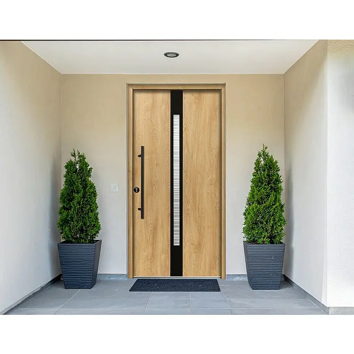 Splendoor Haustür Thermodoor PLUS SP20 Black Design - 100 x 210 cm, DIN Anschlag: Links, Eiche Natur/Tiefschwarz - Helle Holzeingangstür mit schwarzem Vertikalstreifen und langem schwarzem Griff in einem modernen Hauseingang.