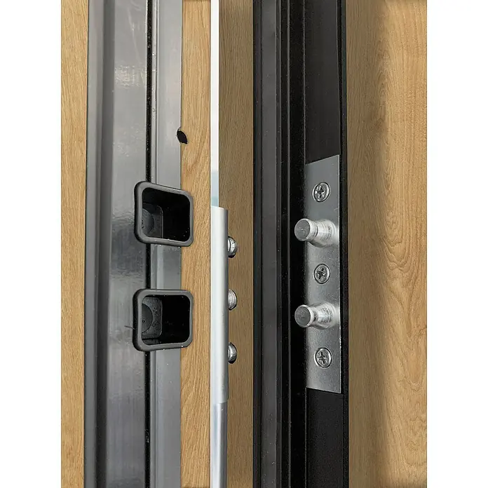 Splendoor Haustür Thermodoor PLUS SP20 Black Design - 100 x 210 cm, DIN Anschlag: Links, Eiche Natur/Tiefschwarz - Nahaufnahme einer geöffneten Sicherheitstür mit schwarzen Metallbolzenaufnahmen und silbernen Riegeln am Rahmen.
