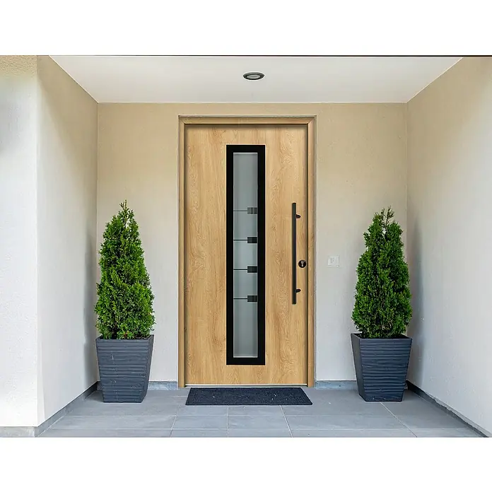 Splendoor Haustür Thermodoor PLUS SP80 Black Design - 100 x 210 cm, DIN Anschlag: Rechts, Eiche Natur/Tiefschwarz - Moderne Haustür aus hellem Holz mit schwarzem Glaspaneel und schwarzem Griff, flankiert von Topfpflanzen.