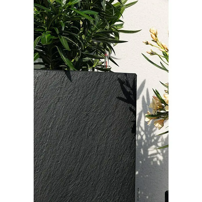 Lechuza Canto Pflanzsäule eckig Slatestone - Außenmaß (L x B x H): 40 x 40 x 76 cm, Kunststoff, Dark Grey - Schwarzer Pflanzkübel in Schieferoptik mit grüner Pflanze und Wasserstandsanzeige.