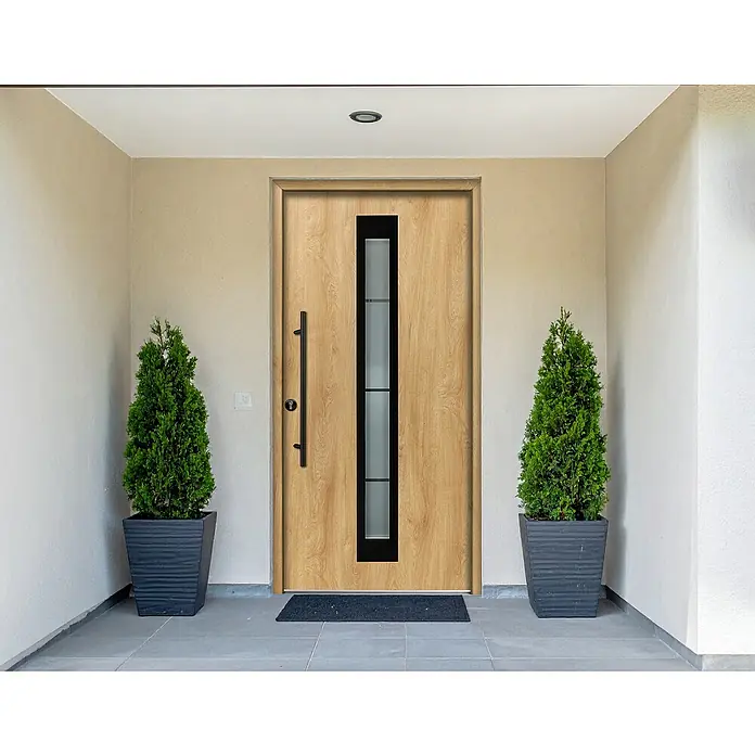 Splendoor Haustür Thermodoor PLUS SP30 Black Design - 110 x 210 cm, DIN Anschlag: Links, Eiche Natur/Tiefschwarz - Moderne Haustür aus hellem Holz mit vertikalem, schwarz gerahmtem Glaseinsatz und langem schwarzem Griff, flankiert von Topf-Nadelbäumen.