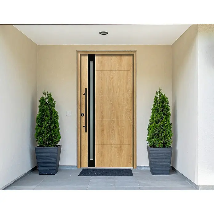 Splendoor Haustür Thermodoor PLUS SP30 Black Design - 100 x 210 cm, DIN Anschlag: Links, Eiche Natur/Tiefschwarz - Eine moderne Haustür aus hellem Holz mit schwarzem Griff und vertikaler schwarzer Glasscheibe in einem einladenden Eingangsbereich.