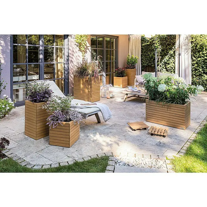 Lechuza Palo Pflanzkasten Natural Wood - Außenmaß (L x B x H): 46 x 37 x 78,5 cm, Holz, Braun - LECHUZA Pflanzgefäße und Pflanzenroller in Holzoptik, mit verschiedenen Pflanzen auf einer Steinterrasse.