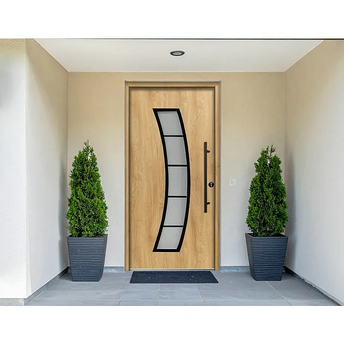 Splendoor Haustür Thermodoor PLUS SP10 Black Design - 100 x 210 cm, DIN Anschlag: Rechts, Eiche Natur/Tiefschwarz - Helle Holzeingangstür mit schwarzem, geschwungenem Glaseinsatz und schwarzem Griff, umgeben von zwei Topfpflanzen.