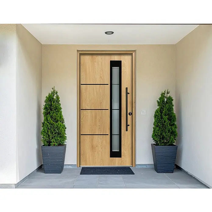 Splendoor Haustür Thermodoor PLUS SP50 Black Design - 100 x 210 cm, DIN Anschlag: Rechts, Eiche Natur/Tiefschwarz - Moderne Haustür aus hellem Holz mit vertikalem Glaseinsatz und schwarzem Stangengriff, von zwei Topfpflanzen flankiert.