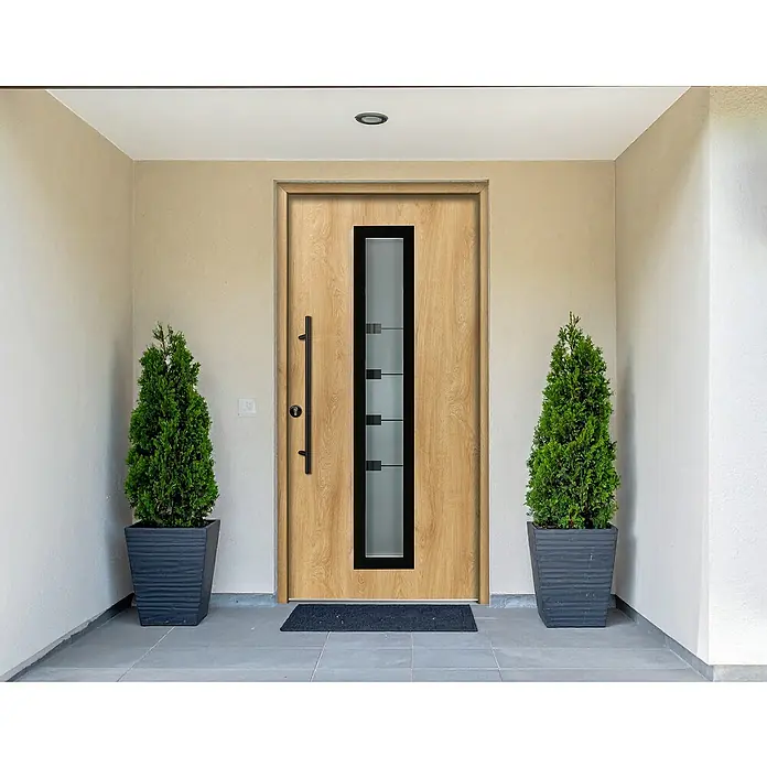 Splendoor Haustür Thermodoor PLUS SP80 Black Design - 100 x 210 cm, DIN Anschlag: Links, Eiche Natur/Tiefschwarz - Moderne hölzerne Eingangstür mit vertikalem Glaspaneel und schwarzem Griff, in einem hellen Eingangsbereich mit Topfpflanzen.