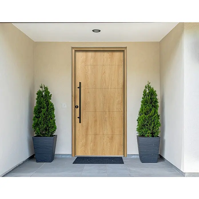 Splendoor Haustür Thermodoor PLUS SPL Black Design - 110 x 210 cm, DIN Anschlag: Links, Eiche Natur - Moderne Haustür aus heller Eiche mit langem schwarzem Griff, in einem zeitgenössischen Eingangsbereich mit zwei Topfpflanzen.
