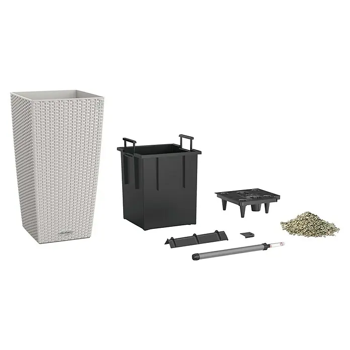 Lechuza Cottage Pflanzsäule eckig Cubico 30 - Außenmaß (L x B x H): 30 x 30 x 56,5 cm, Kunststoff, Lichtgrau - Hoher weißer Pflanzkübel mit Rattan-Muster, schwarzen Selbstbewässerungssystem-Komponenten und Granulat.