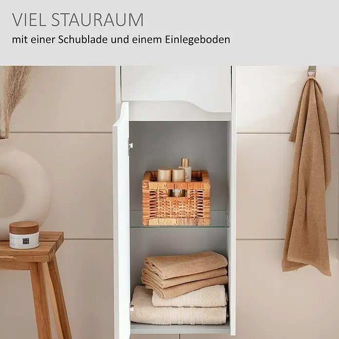Camargue Curve Midischrank - B x T x H: 40,2 x 32,7 x 98,4 cm, Weiß, DIN Anschlag: Rechts - Weißer Badschrank mit geschwungener Schublade und Glasboden, gefüllt mit Handtüchern und Pflegeprodukten.