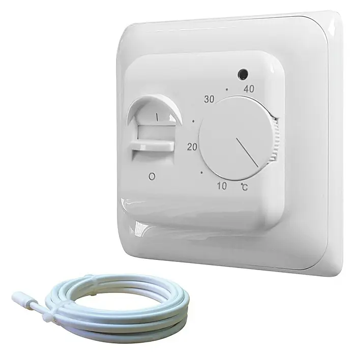 Admiral E-Power Thermostat Standard - Analog, Beheizbare Fläche: 20 m², Stufenlos einstellbare Temperatur - Weißer Thermostat mit Temperaturregler und Modusschalter, daneben ein aufgerolltes weißes Sensorkabel.