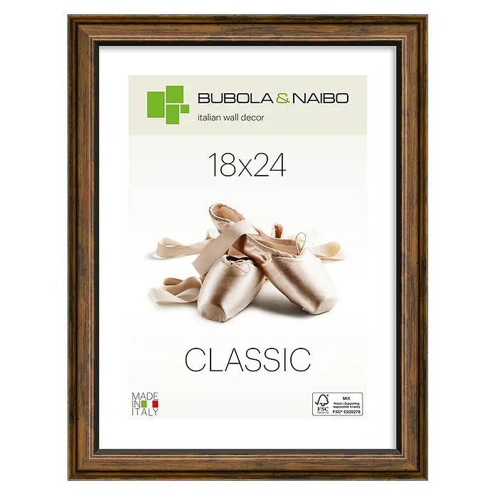 Bubola & Naibo Holzrahmen Ringa - 18 x 24 cm, Braun - Brauner Holzbilderrahmen mit rustikalem Finish, der ein Platzhalterbild mit Ballettschuhen und Produktdetails zeigt.
