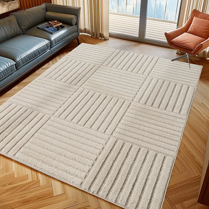 Kurzflorteppich Art 1123 - Creme, 200 x 140 cm, 100 % Polypropylen - Ein cremefarbener, weicher Teppich mit einem geometrischen Muster aus abwechselnd gestreiften Blöcken auf Holzboden in einem Wohnzimmer.