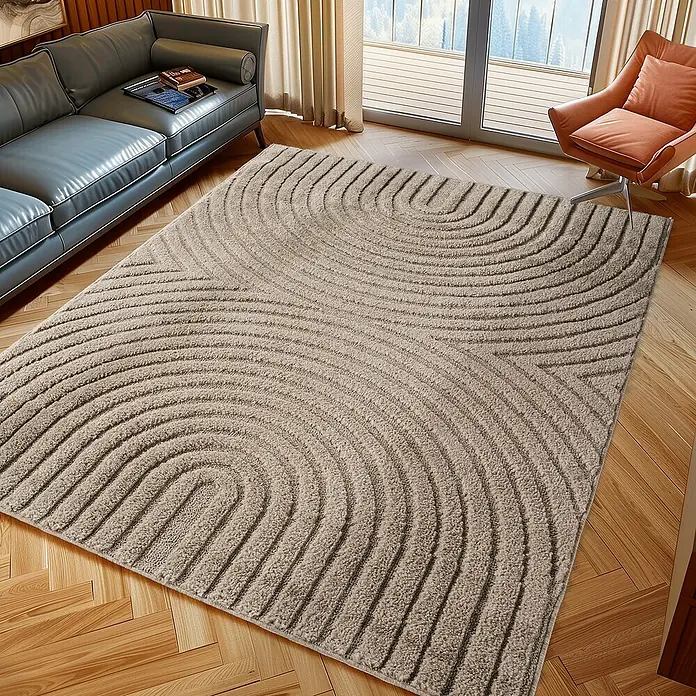 Kurzflorteppich Art 1122 - Beige, 170 x 120 cm, 100 % Polypropylen - Beiger Teppich mit strukturiertem Wellenmuster auf Holzboden im Wohnzimmer.