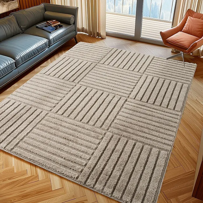 Kurzflorteppich Art 1123 - Beige, 200 x 140 cm, 100 % Polypropylen - Großer beiger Teppich mit geometrischem Streifenmuster auf Holzboden im Wohnzimmer.