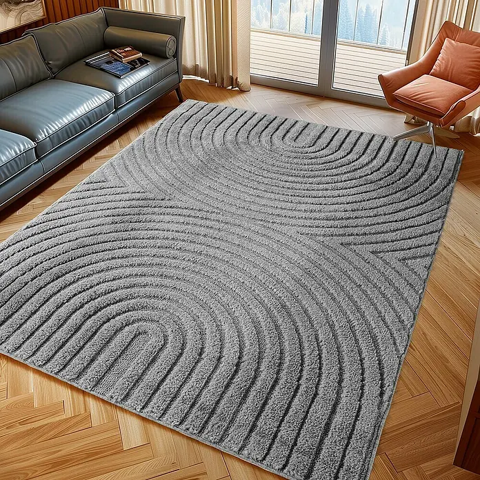 Kurzflorteppich Art 1122 - Silber, 170 x 120 cm, 100 % Polypropylen - Grauer, strukturierter Teppich mit geschwungenen Linien in einem modernen Wohnzimmer.