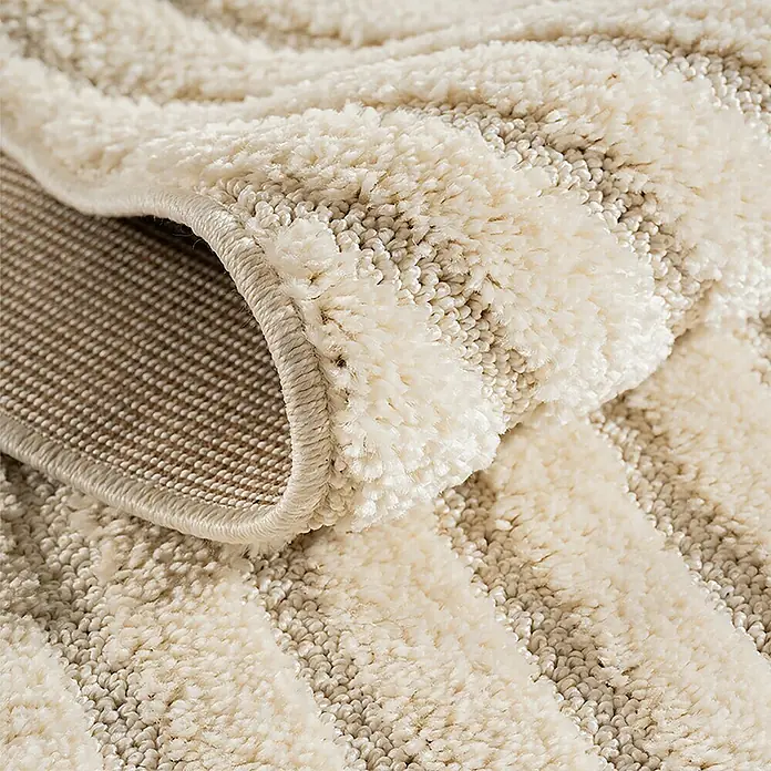 Kurzflorteppich Art 1122 - Creme, 250 x 80 cm, 100 % Polypropylen - Creme-beigefarbener, strukturierter Teppich mit Streifenmuster, eine Ecke zeigt die gewebte Rückseite.