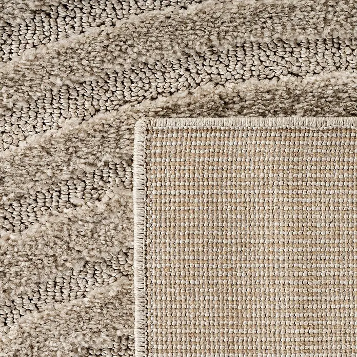 Kurzflorteppich Art 1122 - Beige, Durchmesser: 80 cm, 100 % Polypropylen - Beiger Hochflor-Teppich mit wellenförmigem Muster, zeigt die weiche Oberseite und die gewebte Rückseite.