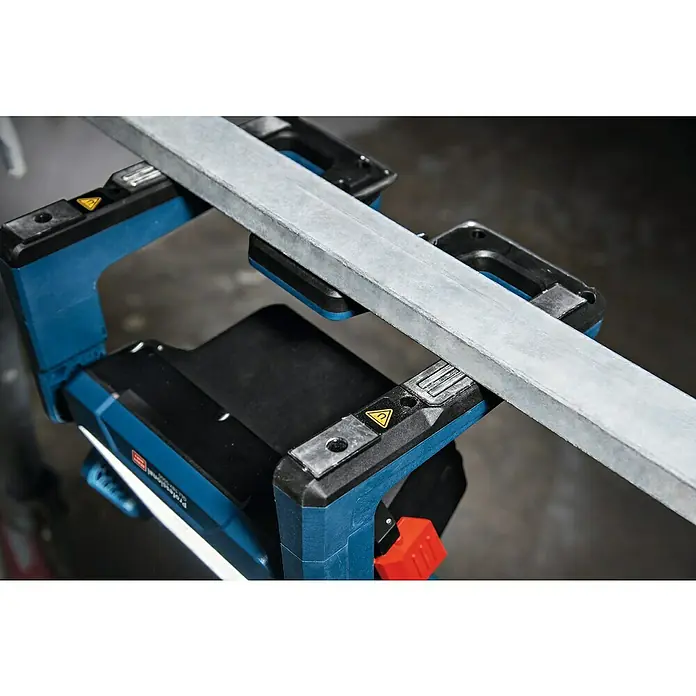 Bosch Professional AMPShare 18V LED-Akkustrahler GLI 18V-5000 C - 18 V, Ohne Akku, Lichtstrom: 5.000 lm - Blau-schwarze Arbeitsleuchte, die einen langen, rechteckigen verzinkten Metallbalken sicher hält.