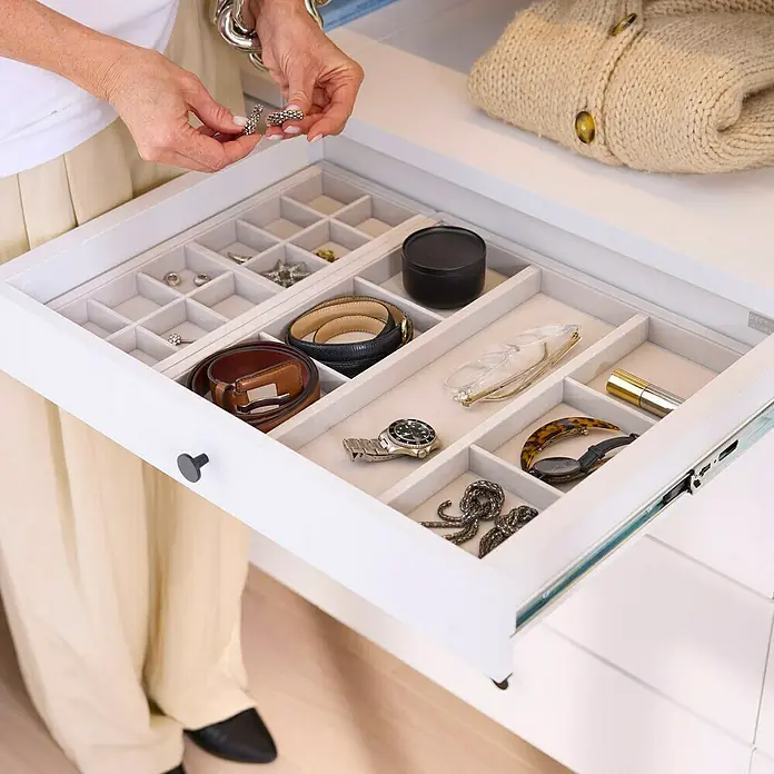 Elfa Décor+ by Elfa Möbelknopf - Ø x H: 2,5 x 1,9 cm, Schwarz - Offene weiße Schublade mit grauem Filzeinsatz, organisiert Schmuck, Gürtel und Uhr. Eine Person legt einen Gegenstand hinein.