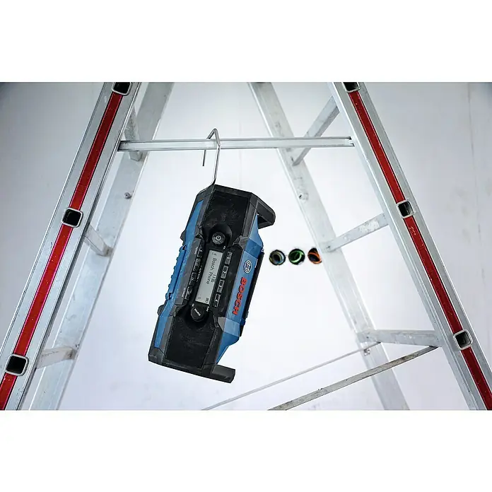 Bosch Professional AMPShare 18V Akku-Radio GPB 18V- 3 C SOLO K - 18 V, Ohne Akku - Blau-schwarzes Bosch Baustellenradio hängt mit Metallhaken an Aluminiumleiter.