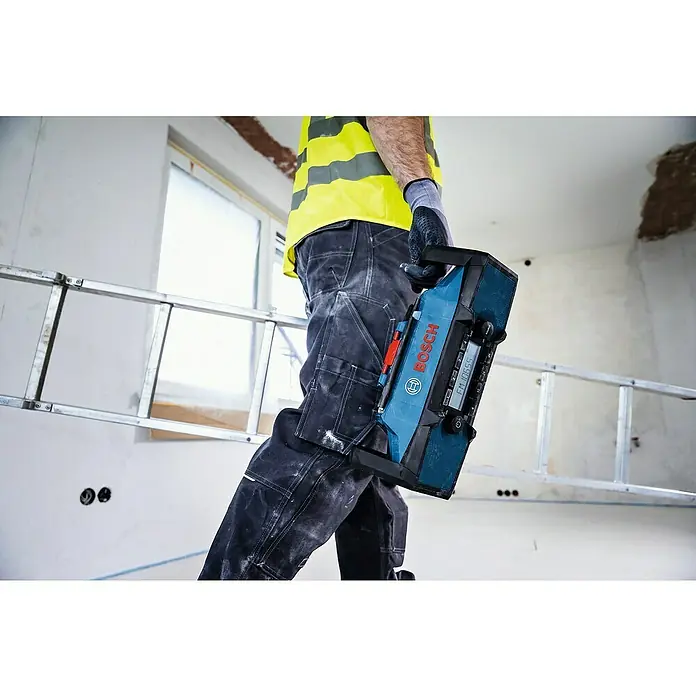 Bosch Professional AMPShare 18V Akku-Radio GPB 18V- 3 C SOLO K - 18 V, Ohne Akku - Blauer und schwarzer Bosch Baustellenradio mit Display, von einem Arbeiter auf einer Baustelle getragen.
