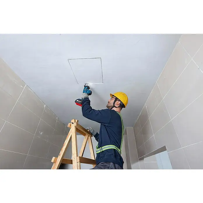 Bosch Professional AMPShare 18V Akku-Säbelsäge GSA 18V-24 -  - Arbeiter schneidet mit einer blau-schwarzen Akku-Säbelsäge ein Rechteck in eine weiße Decke.