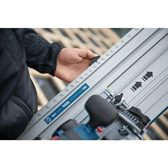 Bosch Professional Führungsschiene FSN 300 X - L x B x H: 643 x 228 x 49 mm - Hand justiert eine metallische Führungsschiene mit Winkelskala und Werkzeugaufsatz.