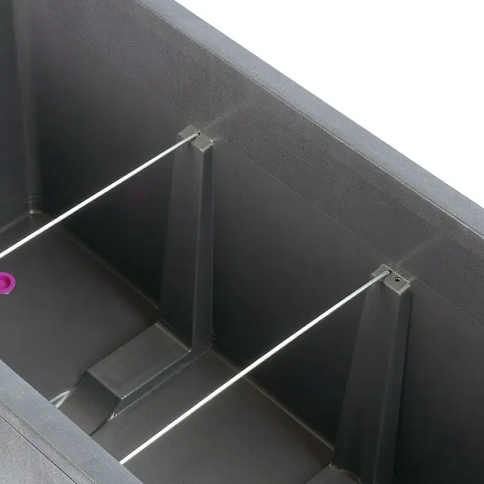 Pflanzkübel eckig Millennium - Kunststoff, 93 l, Ashgrey - Dunkelgrauer Kunststoff-Pflanzkasten mit internen Stützstangen und einem violetten Ablassstopfen.