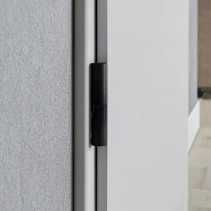Diamond Doors Black Edition Türbandhaube - Schwarz, Passend für: 2‑teilige Holztürbänder und Holzzargen - Schwarzes Türband, das eine weiße Tür mit einer texturierten Wand verbindet.