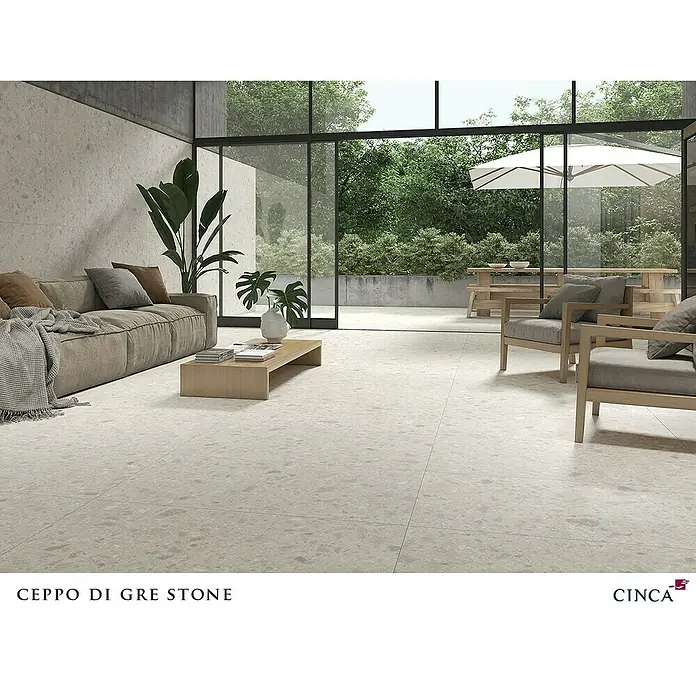 Feinsteinzeugfliese Ceppo Gres 8997 - 60 x 60 cm, Beige, Matt - Hellgraue Ceppo di Gre Steinplatten bedecken den Boden eines modernen Wohnzimmers und erstrecken sich auf eine Terrasse.