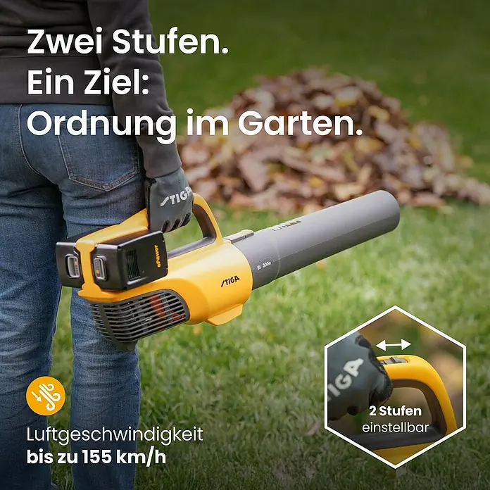 Stiga Akku-Laubbläser BL 300 E - 20 V, 2 Akkus, 4 Ah, Blasgeschwindigkeit: 42 m/s - Eine Person im Garten hält einen gelb-schwarzen STIGA BL 300e Laubbläser mit zwei Akkus.