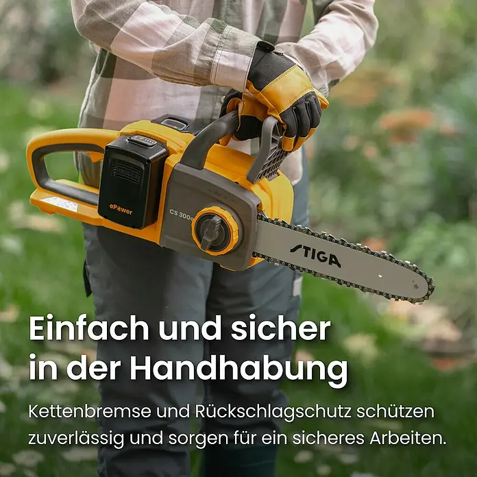 Stiga Akku-Kettensäge CS300E - 20 V, 4 Ah, Li-Ionen, 2 Akkus, Schwertlänge: 30 cm - Person mit Handschuhen hält eine gelb-schwarze Akku-Kettensäge von STIGA, die einfache und sichere Handhabung betont.