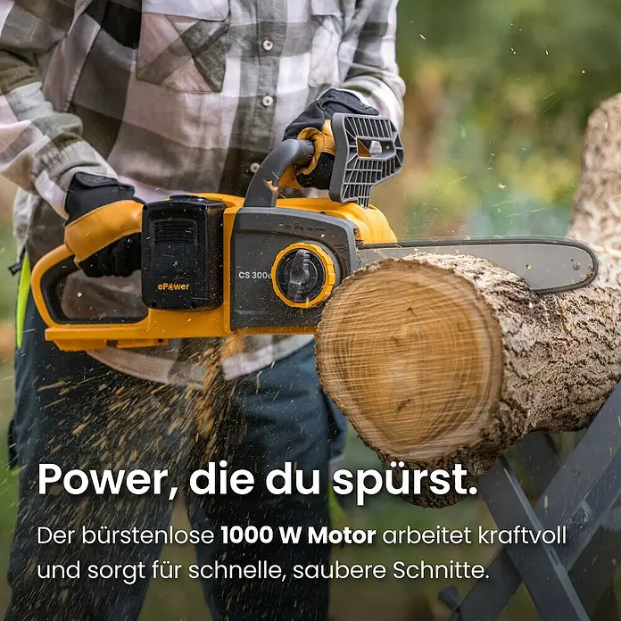 Stiga Akku-Kettensäge CS300E - 20 V, 4 Ah, Li-Ionen, 2 Akkus, Schwertlänge: 30 cm - Person schneidet mit gelber ePower CS 300e Kettensäge Holzscheit, Späne fliegen.