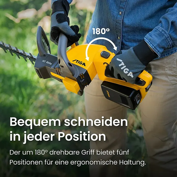 Stiga Akku-Heckenschere HT 300E - 2 Akkus, Schnittlänge: 54 cm - Person benutzt eine gelb-schwarze STIGA HT 300e Heckenschere mit 180° drehbarem Griff für ergonomisches Schneiden.