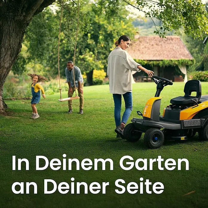 Stiga Akku-Aufsitzmäher SWIFT 372E - 48 V, 5 Ah - 20 Ah, Schnittbreite: 72 mm, Max. Flächenempfehlung: 1.600 m² - Gelb-schwarzer Rasentraktor, eine Frau steht daneben.