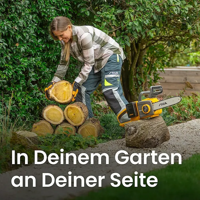 Stiga Akku-Kettensäge CS300E - 20 V, 4 Ah, Li-Ionen, 2 Akkus, Schwertlänge: 30 cm - Eine Frau im Garten hantiert mit geschnittenem Holz neben einer gelb-grauen Stiga Kettensäge, was ihre Nutzung für die Gartenpflege zeigt.