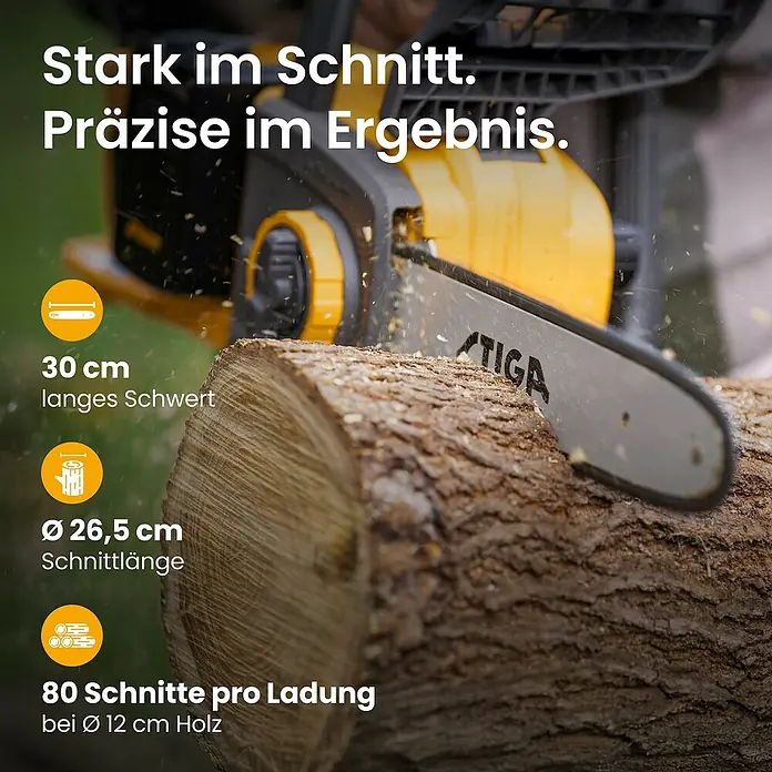 Stiga Akku-Kettensäge CS300E - 20 V, 4 Ah, Li-Ionen, 2 Akkus, Schwertlänge: 30 cm - Eine gelb-schwarze Kettensäge schneidet aktiv durch einen dicken Holzstamm und erzeugt Sägemehl. Die Klinge ist im Holz.