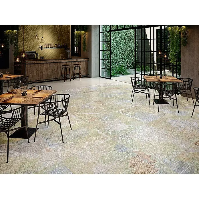 Bohemian Feinsteinzeugfliese - 59,55 x 59,55 cm, Blend, Matt - Gemusterte, mehrfarbige Bodenfliesen in einem Restaurant, mit einem Used-Look-Patchwork-Design.