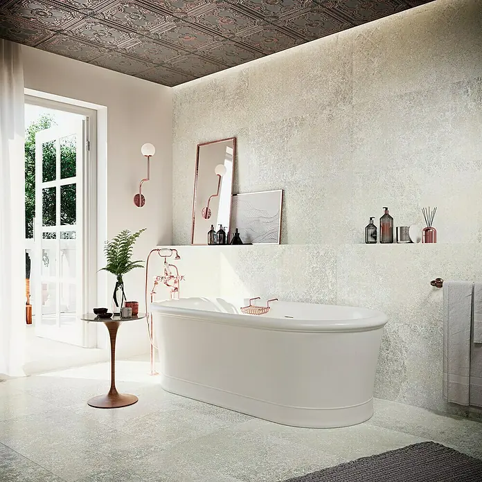 Bohemian Feinsteinzeugfliese - 59,55 x 59,55 cm, Sand, Matt - Weiße freistehende Badewanne in einem eleganten Badezimmer, umgeben von dekorativen Fliesen und einer gemusterten Decke.