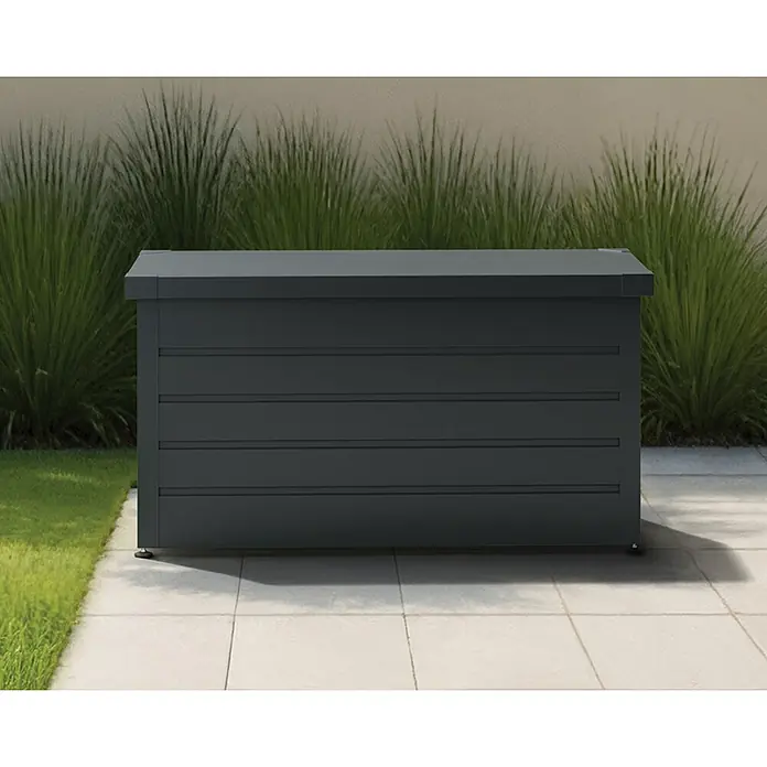 EcoStar Euroline Gartenbox - H x B x T: 72,5 x 136 x 67,2 cm, Anthrazit, Stahl - Dunkelgraue Outdoor-Aufbewahrungsbox auf gepflasterter Terrasse mit Gras und Sträuchern im Hintergrund.