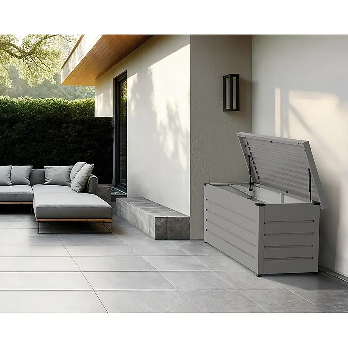 EcoStar Euroline Gartenbox - H x B x T: 72,5 x 136 x 67,2 cm, Grau, Stahl - Eine graue Outdoor-Aufbewahrungsbox mit offenem Deckel auf einer modernen Terrasse neben einem Haus.
