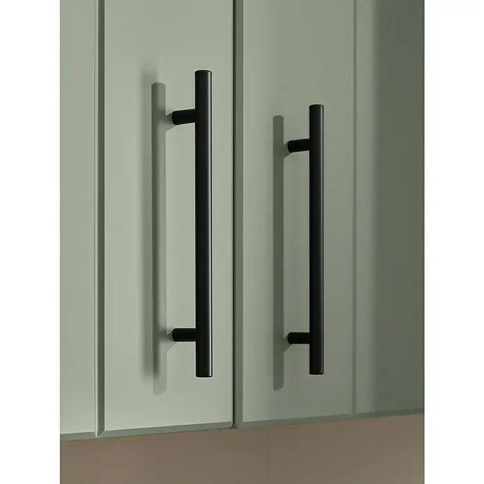 Respekta Küchenzeile Anton Typ 2 - Breite: 250 cm, Schilfgrün, Mit Elektrogeräten - Zwei schwarze vertikale T-Stangen-Schrankgriffe.