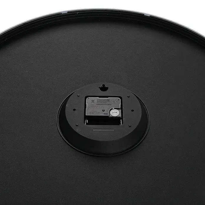 Versa Reloj de pared Mapa - Diámetro: 50,8 cm, Blanco, Clásico - Parte trasera de un reloj redondo negro con mecanismo de cuarzo y compartimento para pilas.
