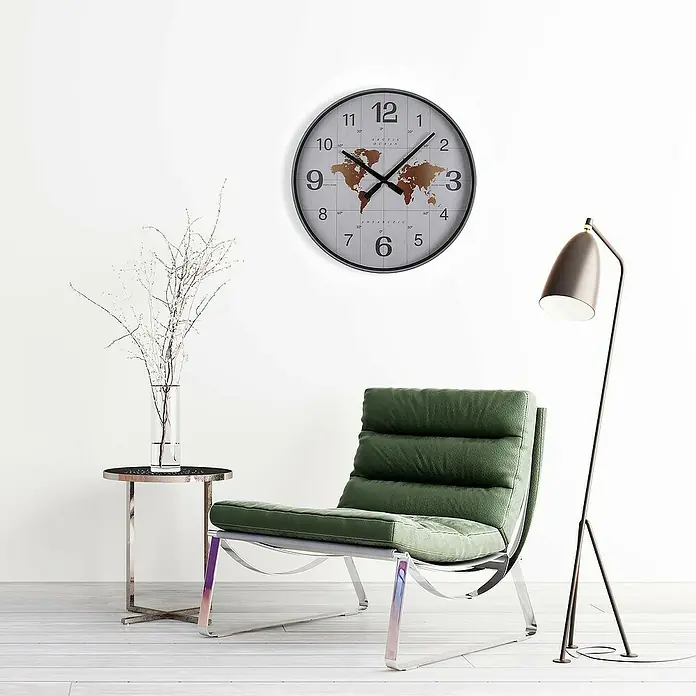 Versa Reloj de pared Mapa - Diámetro: 50,8 cm, Blanco, Clásico - Reloj de pared redondo con mapa mundial, sillón lounge verde con estructura metálica, mesa auxiliar y lámpara de pie de metal oscuro en un ambiente moderno.