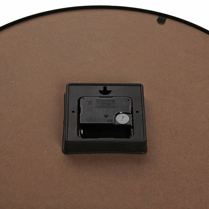 Versa Reloj de pared Mapa - Diámetro: 40 cm, Beige, Clásico - Parte trasera de un reloj de pared con mecanismo de cuarzo negro, compartimento de pila AA 1,5V y botón de ajuste sobre tabla marrón.
