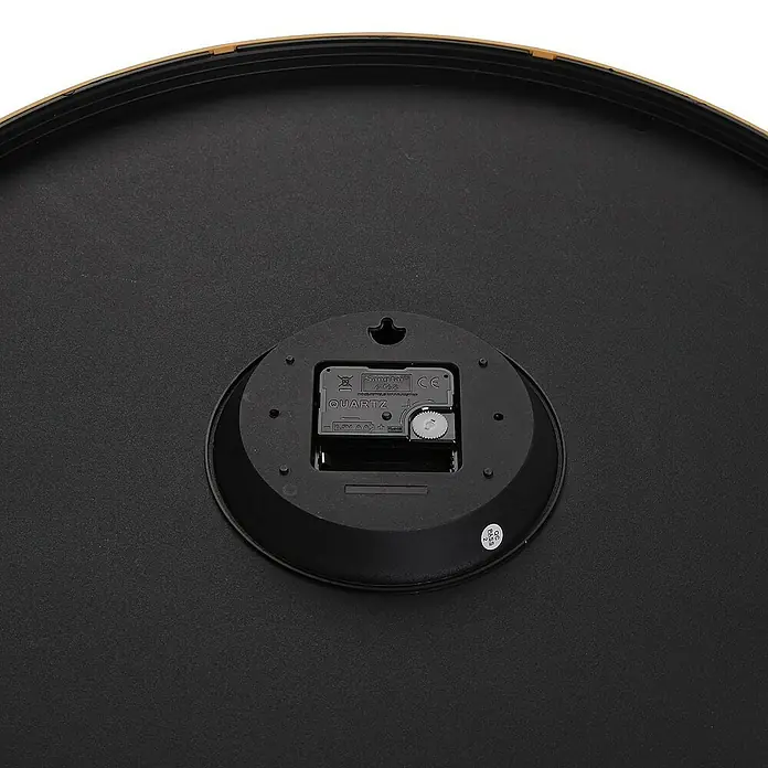 Versa Reloj de pared Smiths - Diámetro: 50,8 cm, Negro, Clásico - Parte trasera de un reloj de pared negro que muestra su movimiento de cuarzo, compartimento de pilas y gancho. Borde dorado visible.