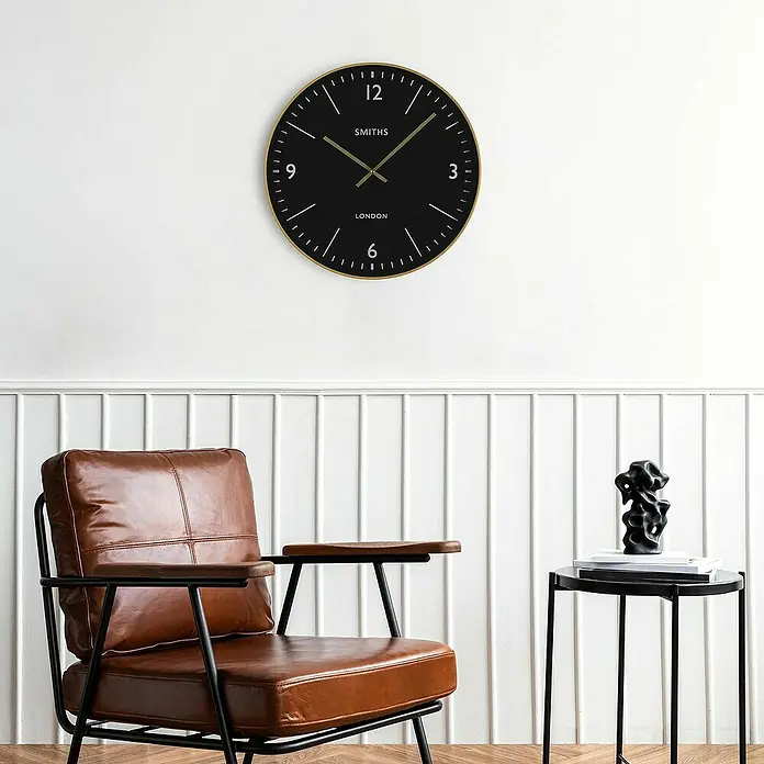 Versa Reloj de pared Smiths - Diámetro: 50,8 cm, Negro, Clásico - Reloj de pared negro con detalles dorados y números blancos, con 'SMITHS LONDON'.